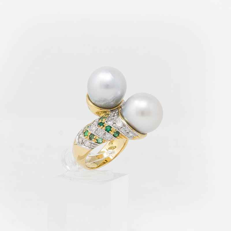 Anello in Oro Giallo con Perle, Diamanti e Smeraldi