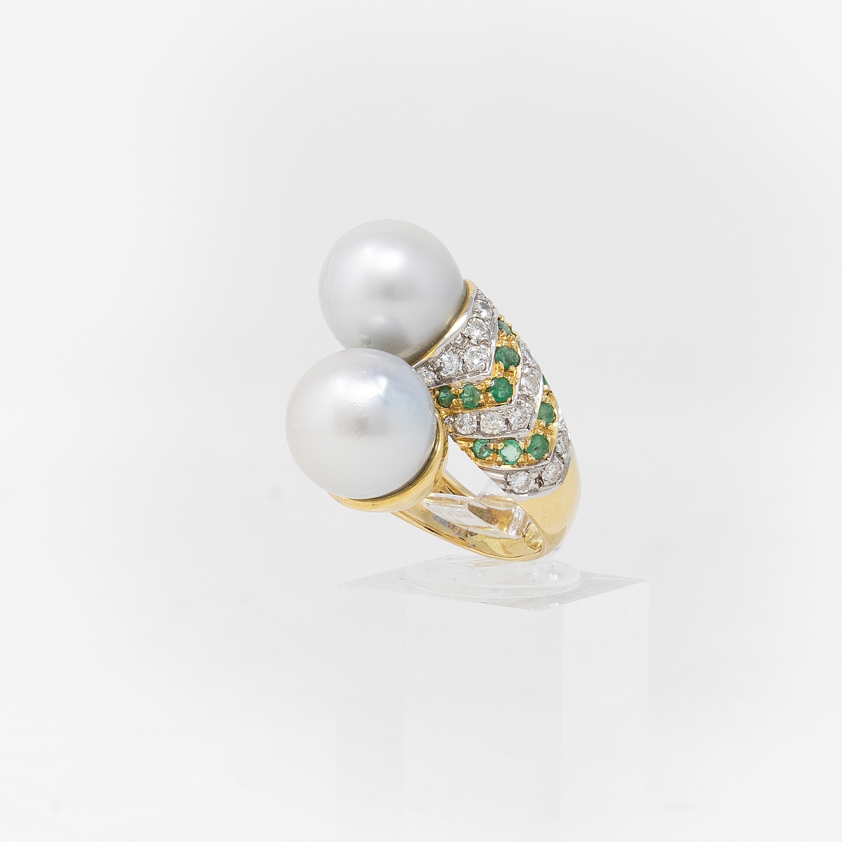 Anello in Oro Giallo con Perle, Diamanti e Smeraldi