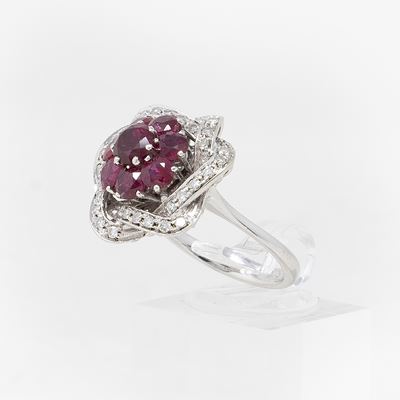 Anello a Fiore in Oro Bianco con Rubini e Diamanti Taglio Huit Huit