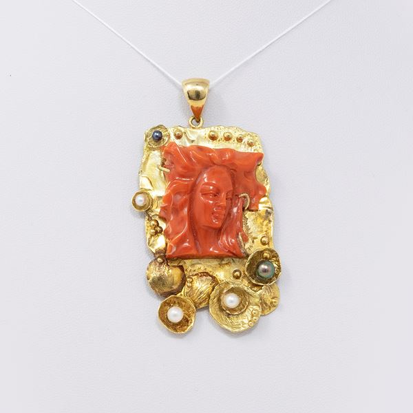 Pendente geometrico in oro giallo con corallo rosso e perle bianche Tahiti