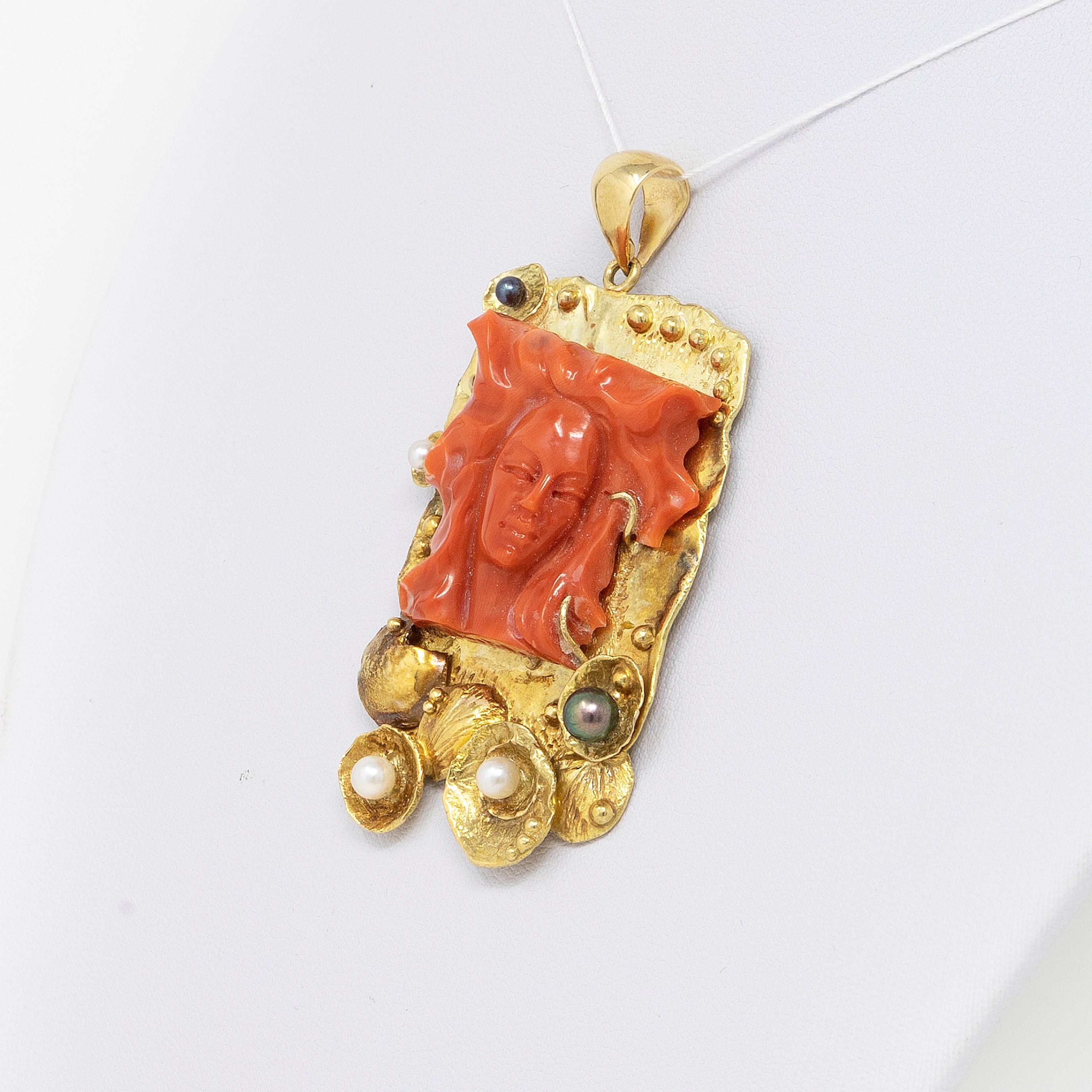 Pendente Geometrico in Oro Giallo con Corallo Rosso e Perle Bianche Tahiti