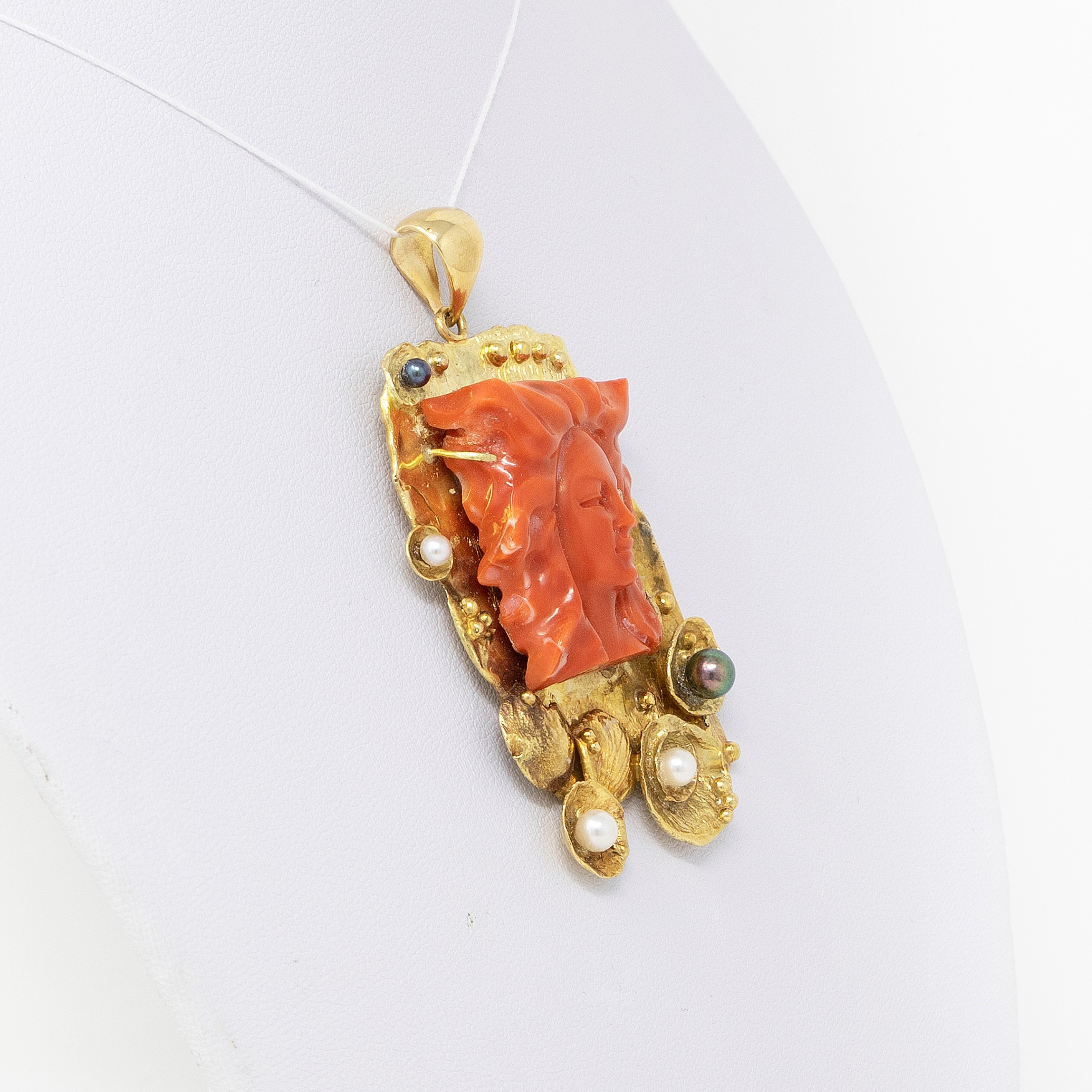 Pendente Geometrico in Oro Giallo con Corallo Rosso e Perle Bianche Tahiti