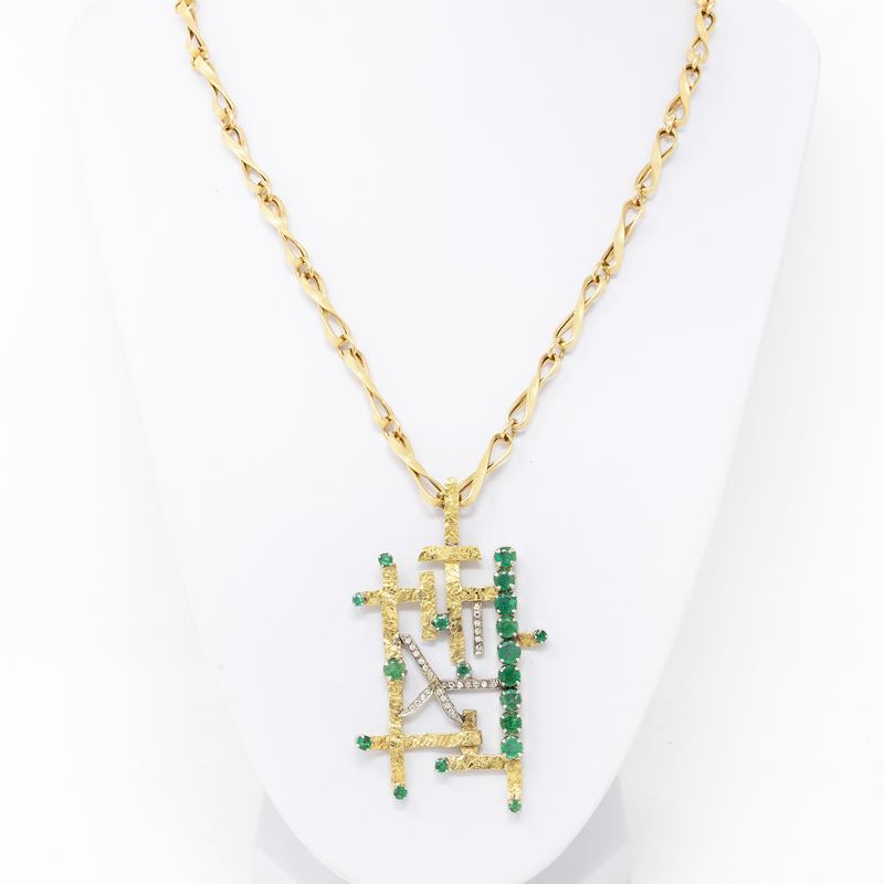 Collana a Maglie con Pendente in Oro Giallo con Smeraldi e Piccoli Brillanti