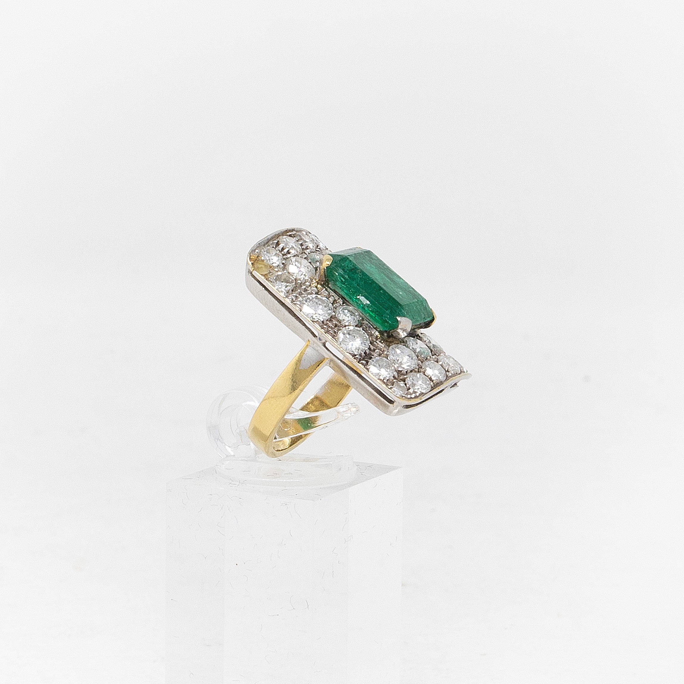 Anello Rettangolare in Oro Giallo e Bianco con Smeraldo e Diamanti