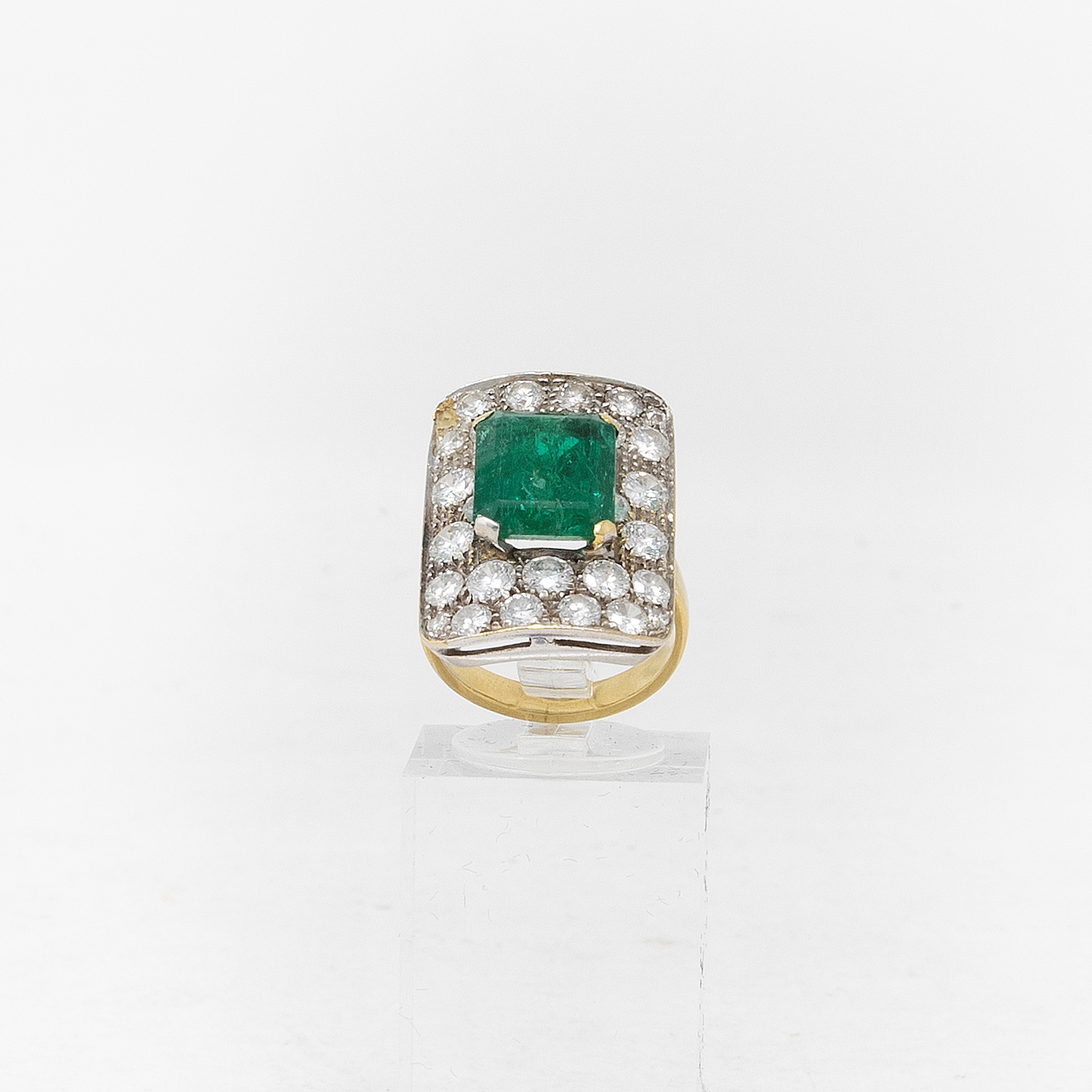Anello Rettangolare in Oro Giallo e Bianco con Smeraldo e Diamanti