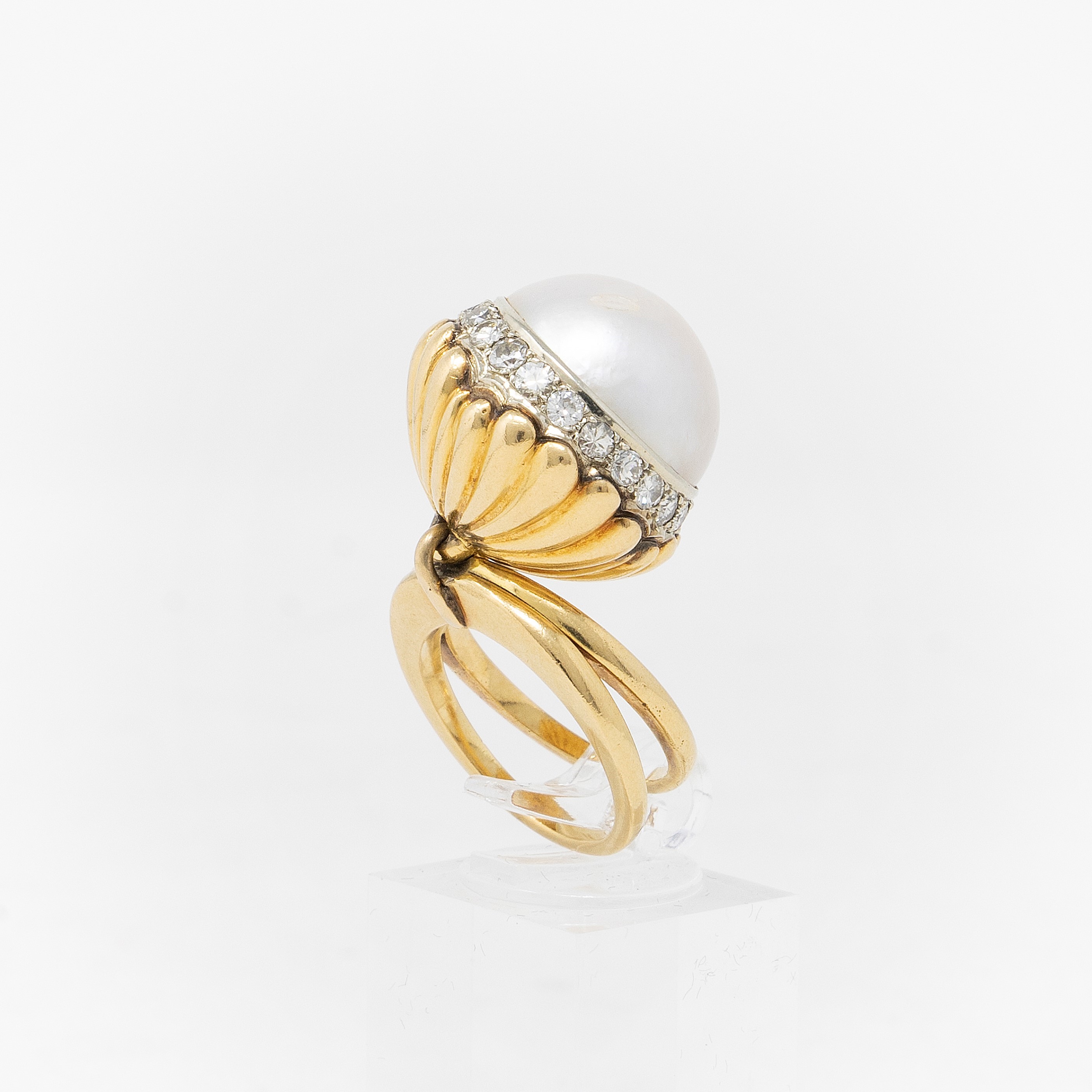 Anello in Oro Giallo, Grande Perla Mabe e Brillanti