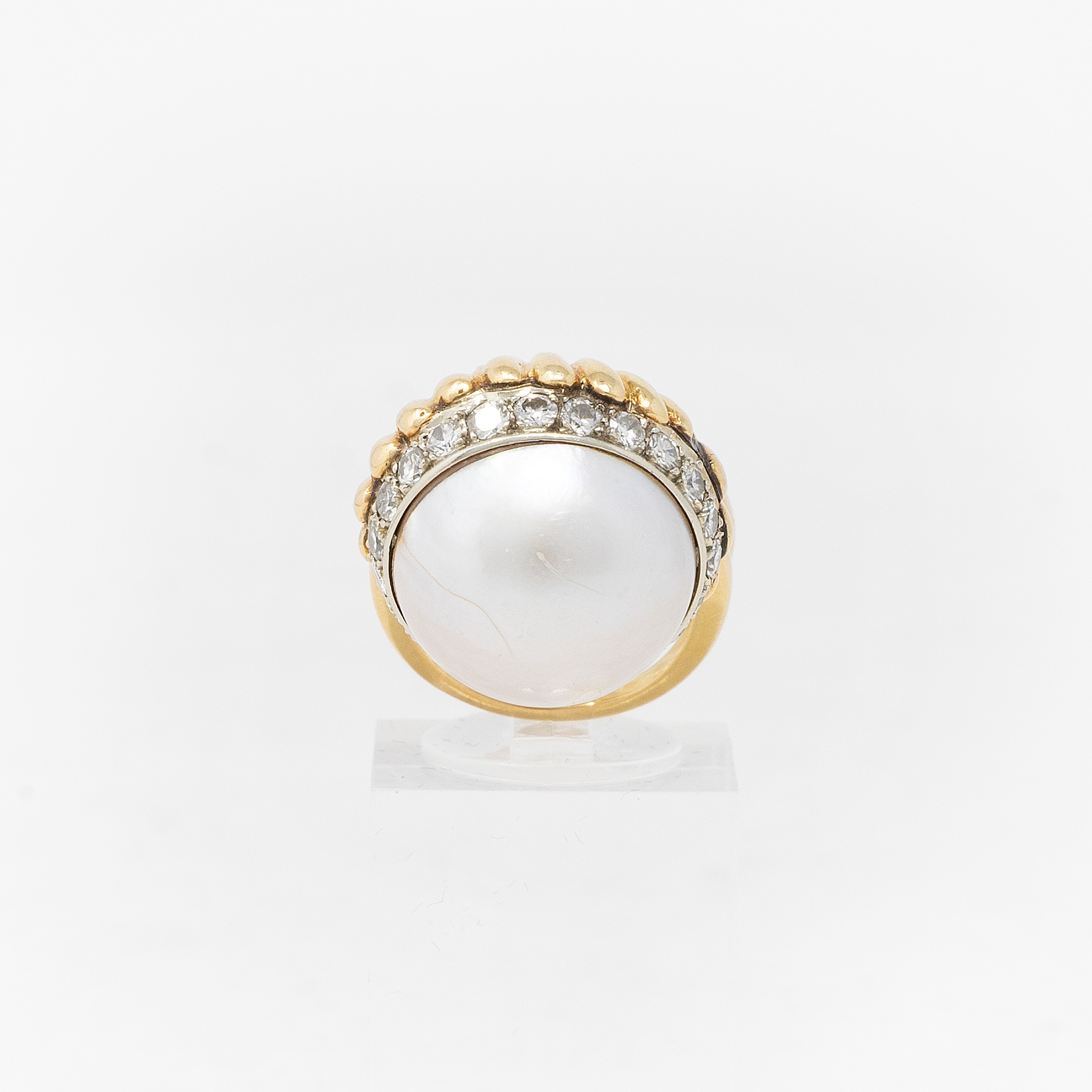 Anello in Oro Giallo, Grande Perla Mabe e Brillanti