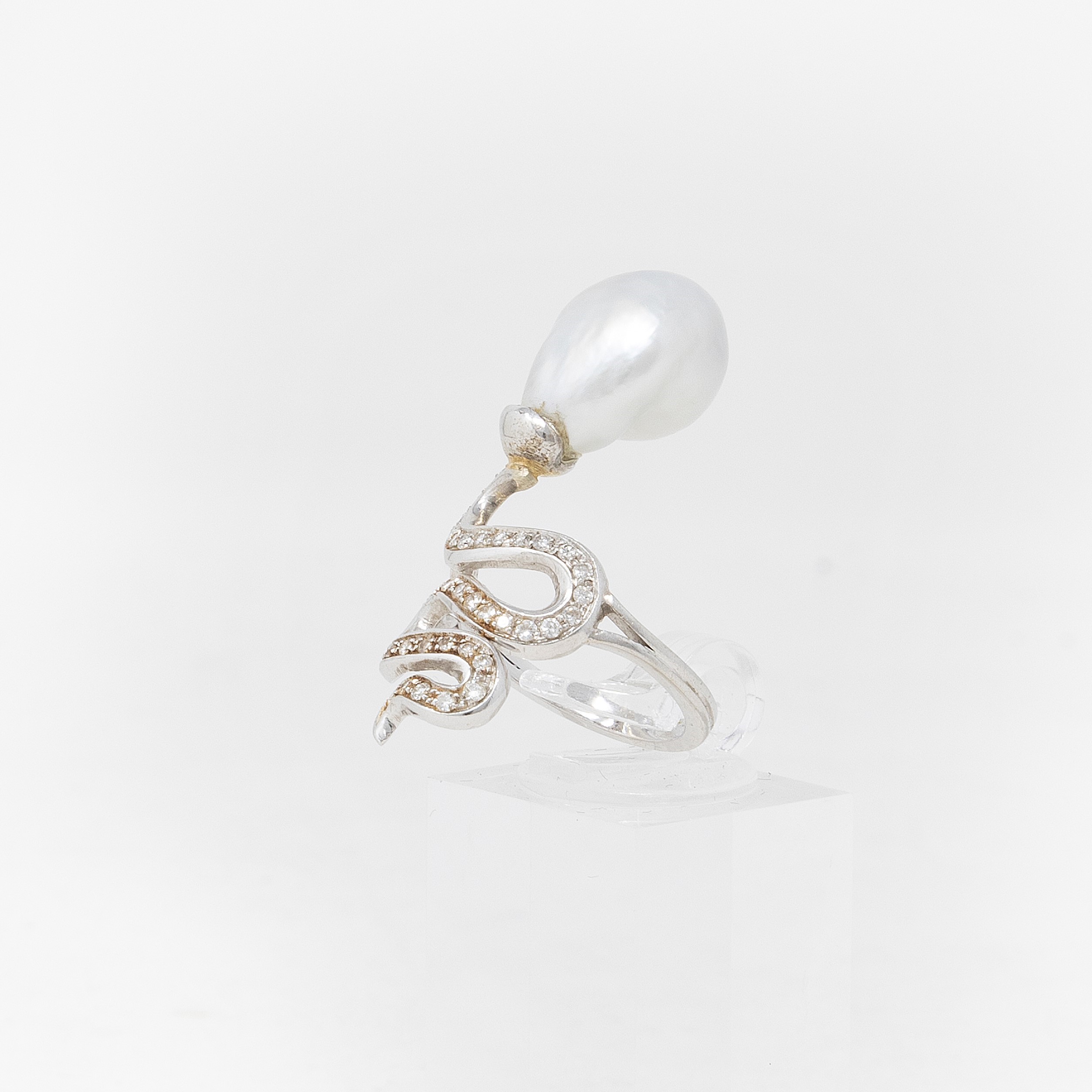 Anello a Serpente in Oro Bianco con Perla e Diamanti