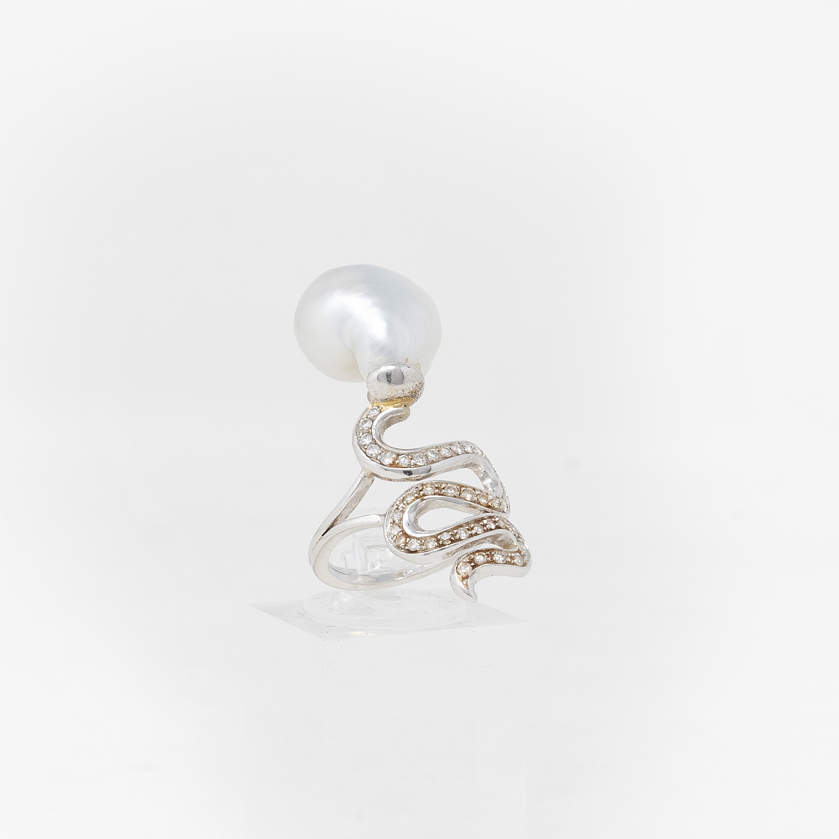 Anello a Serpente in Oro Bianco con Perla e Diamanti
