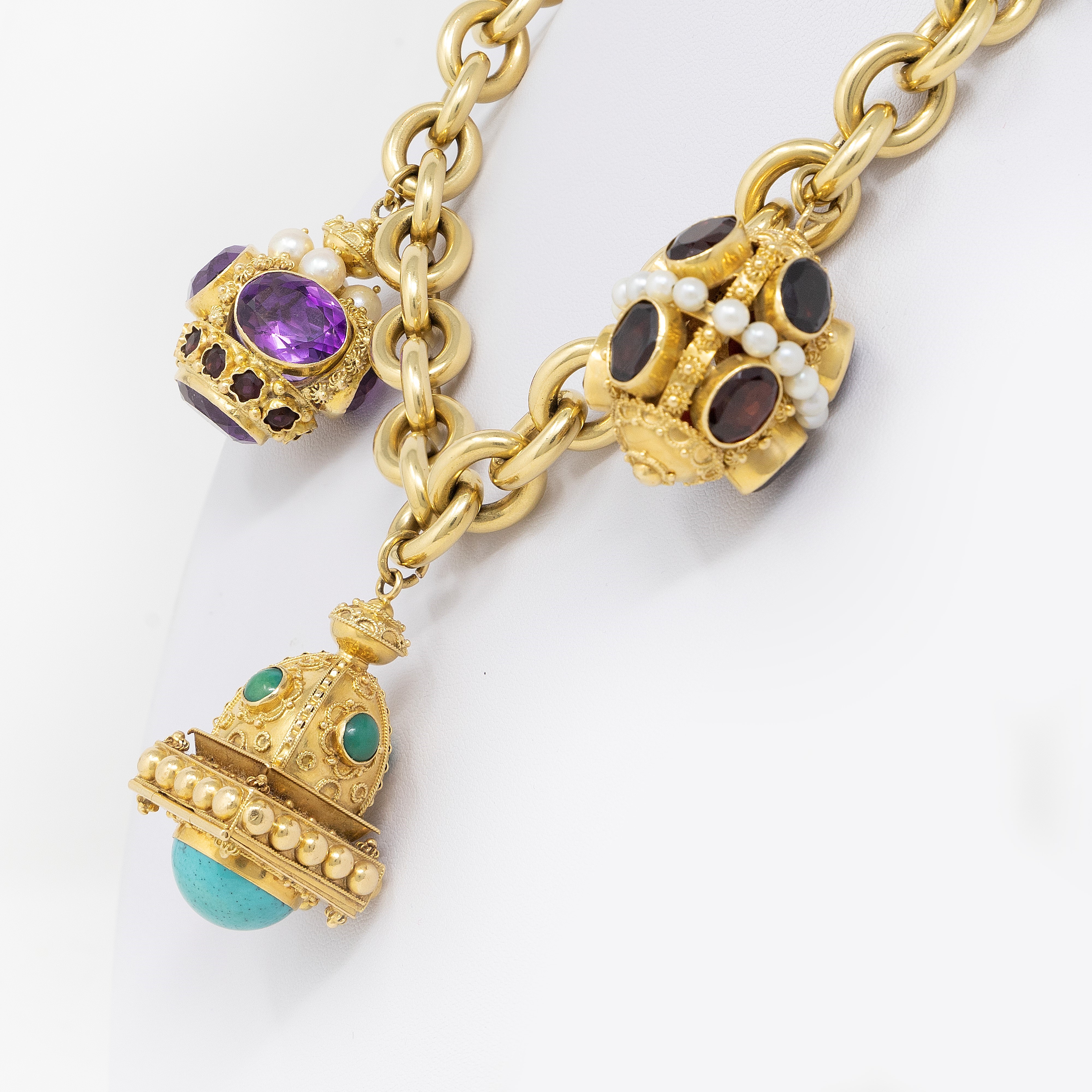 Bracciale in Oro con Tre Grandi Charms in Oro e Pietre