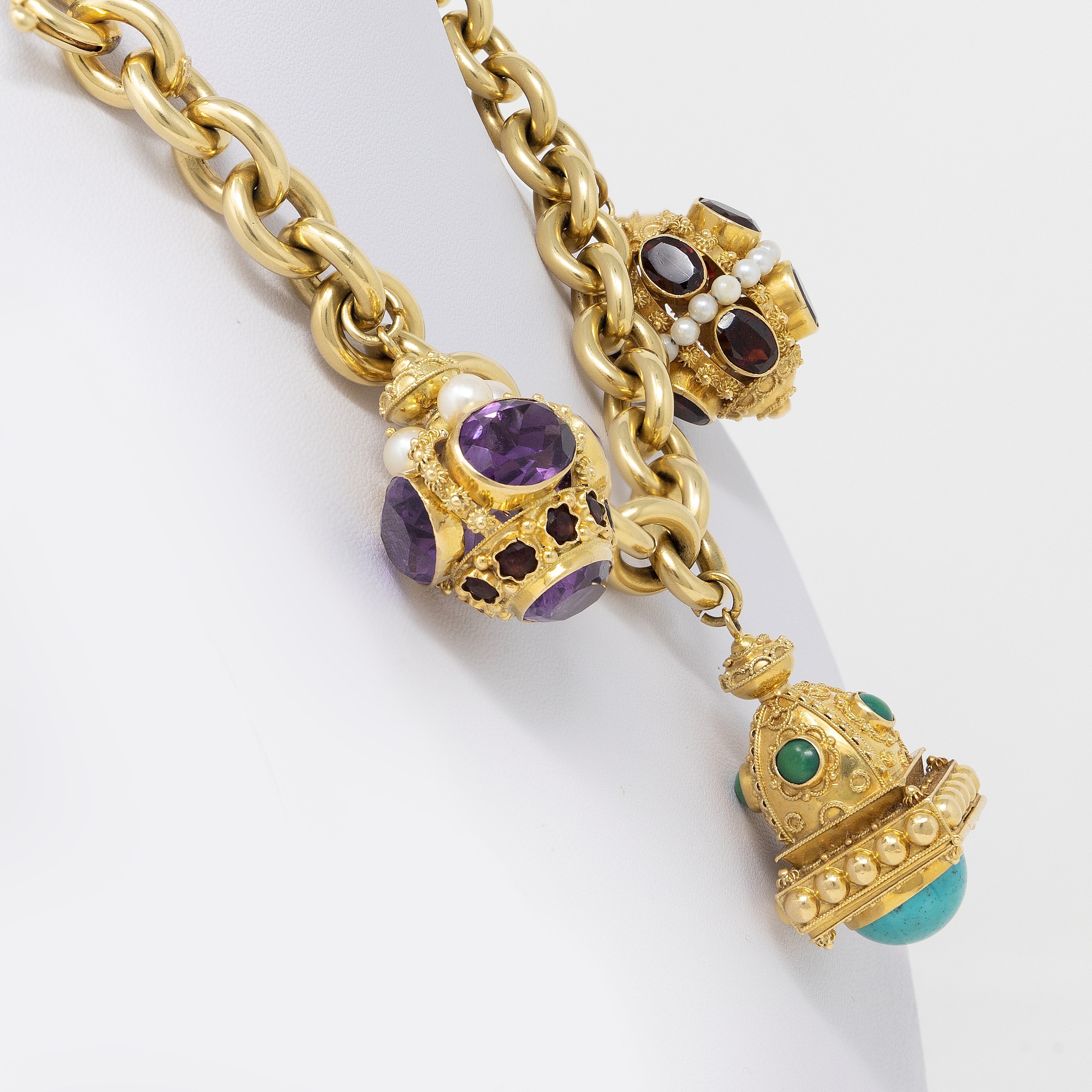 Bracciale in Oro con Tre Grandi Charms in Oro e Pietre