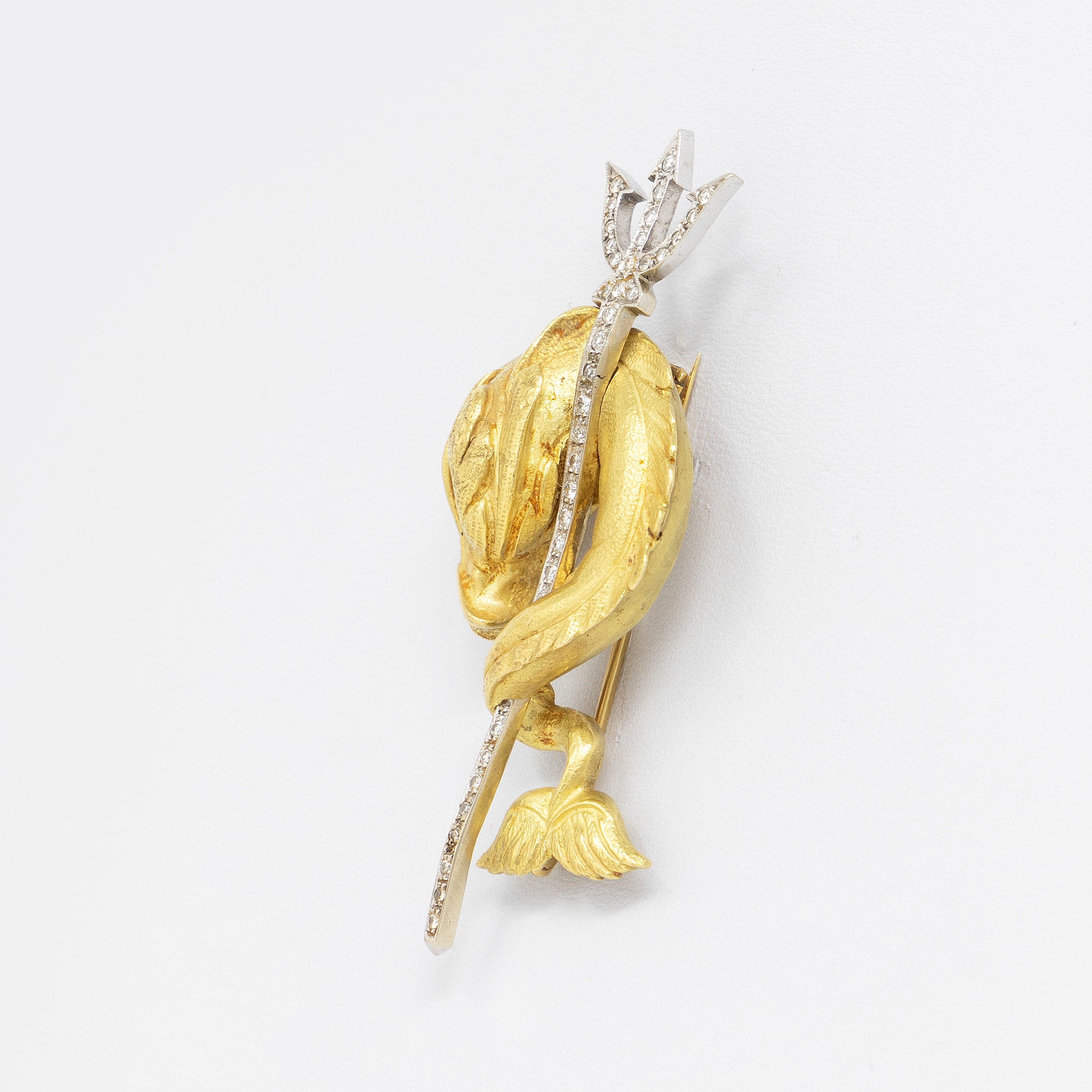 Spilla a Delfino con Tridente in Oro Giallo e Bianco con Piccoli Brillanti