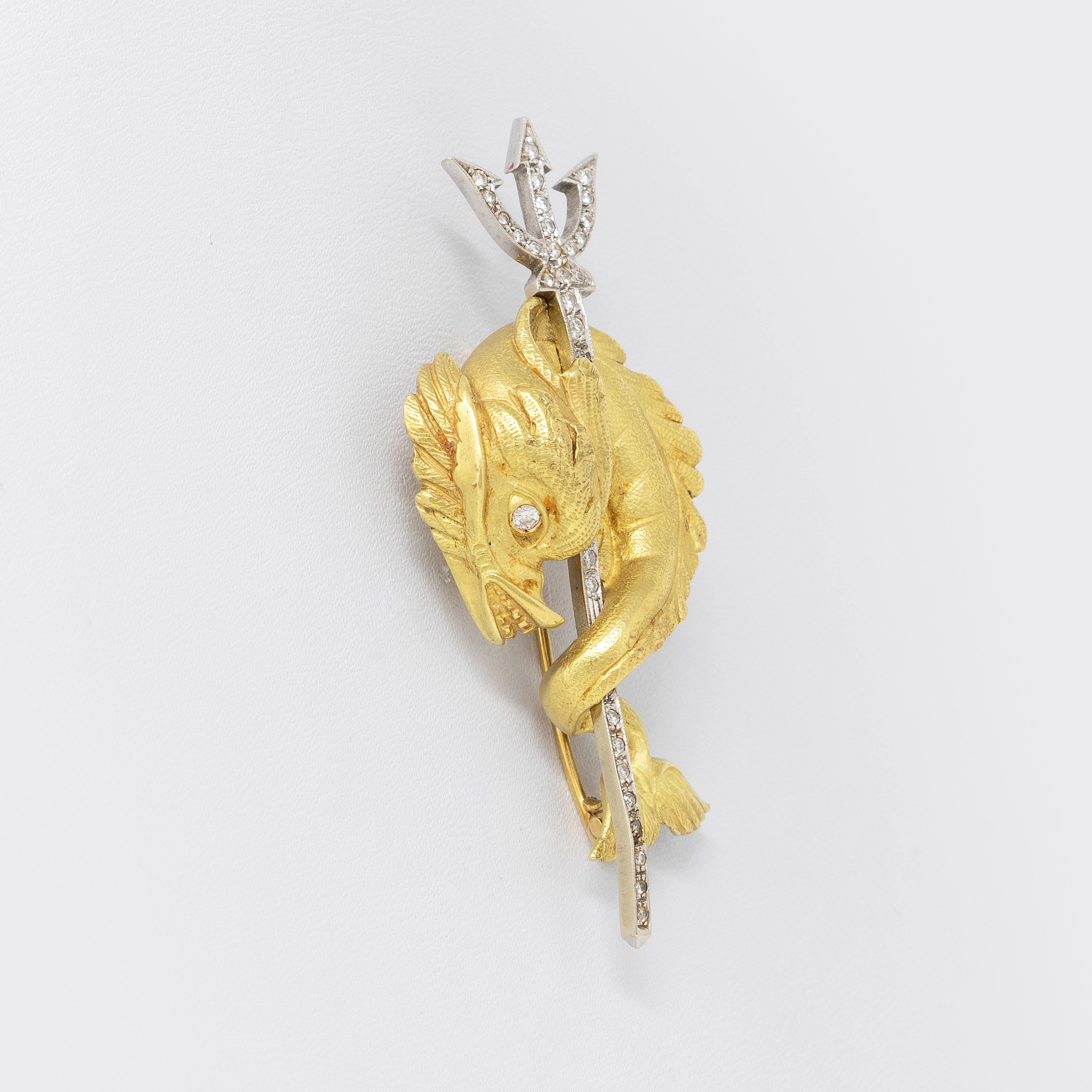 Spilla a Delfino con Tridente in Oro Giallo e Bianco con Piccoli Brillanti