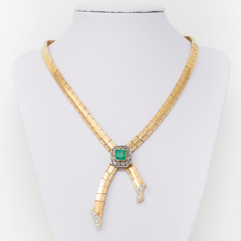 Collana a Due Nastri Intrecciati in Oro Rosso con Smeraldo e Diamanti