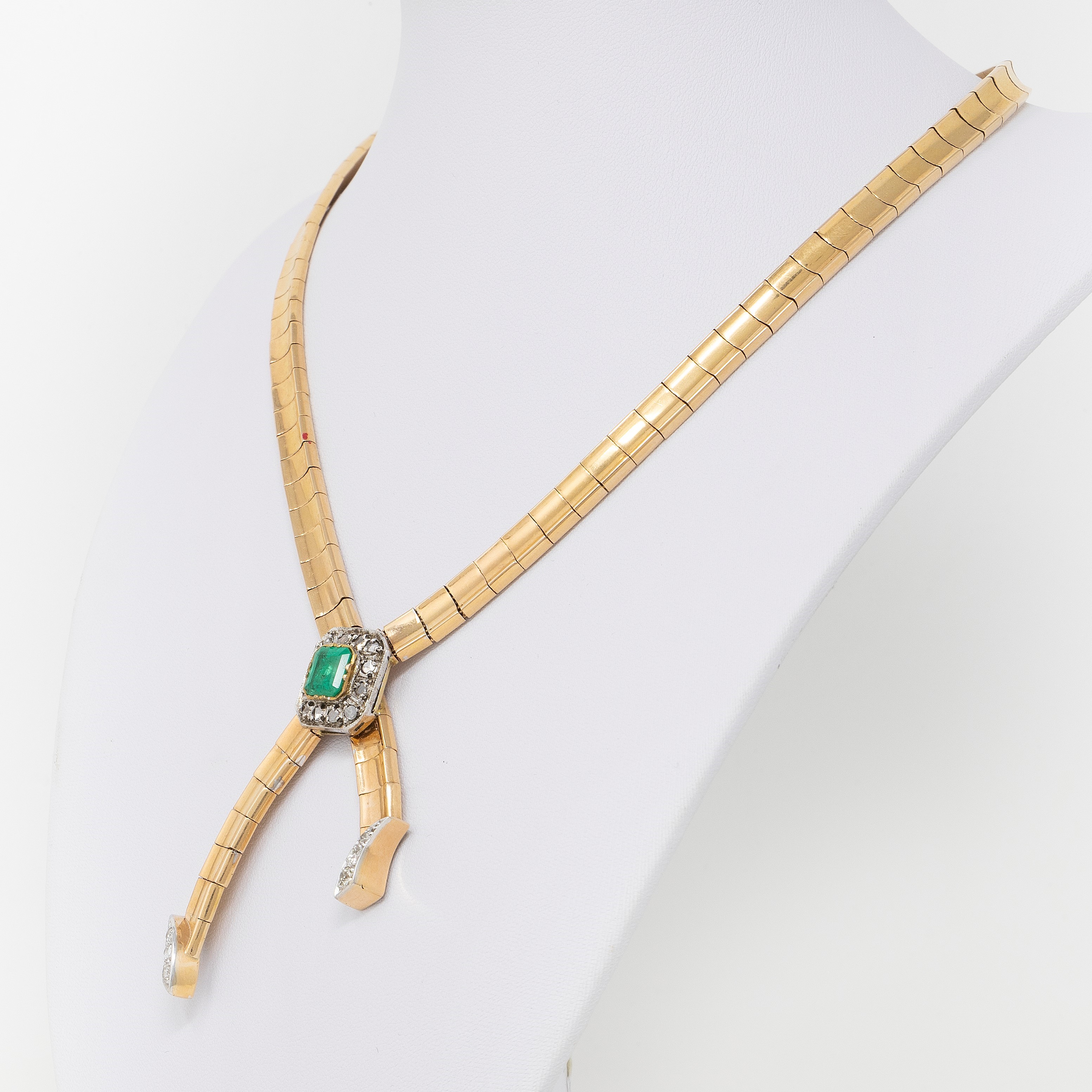 Collana a Due Nastri Intrecciati in Oro Rosso con Smeraldo e Diamanti
