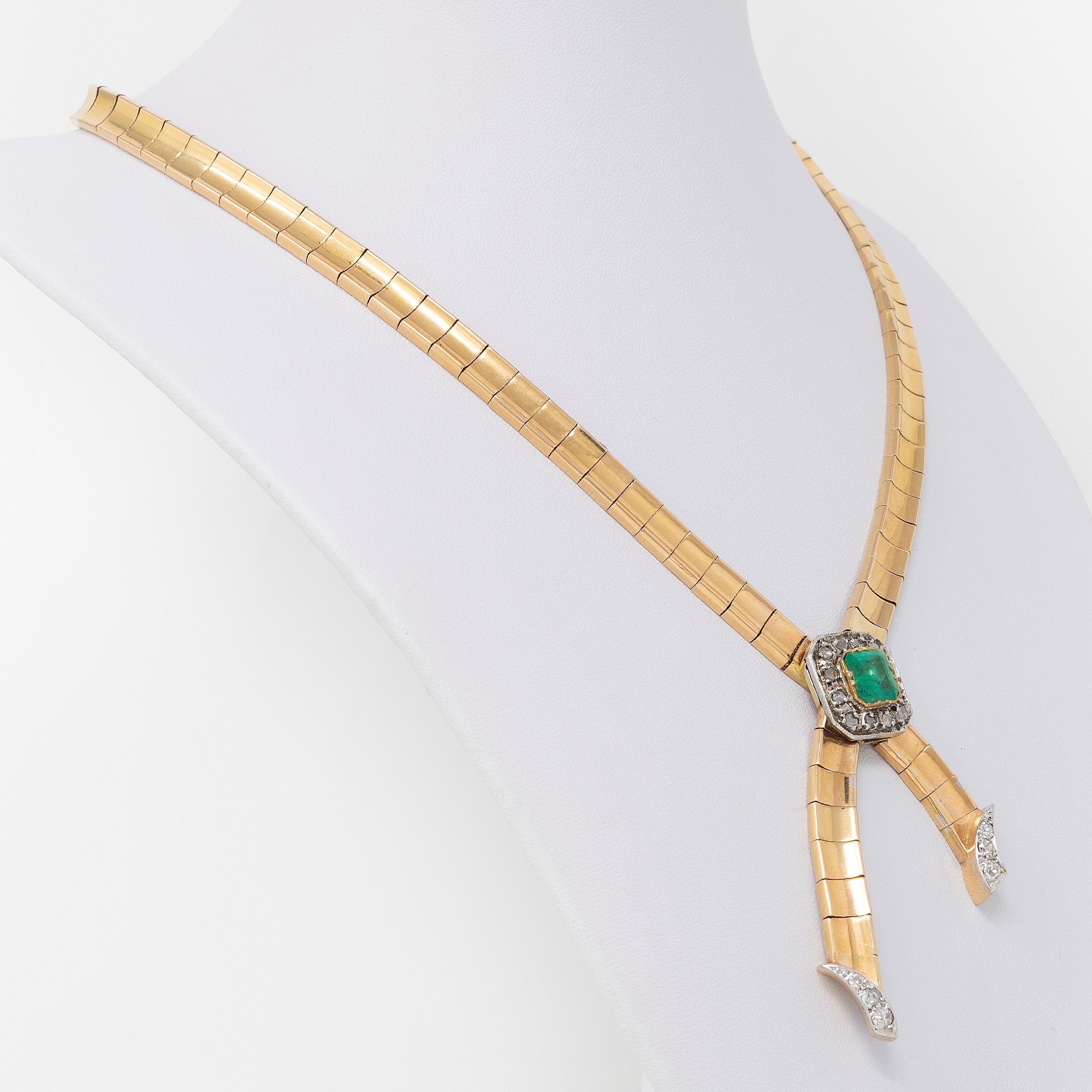 Collana a Due Nastri Intrecciati in Oro Rosso con Smeraldo e Diamanti