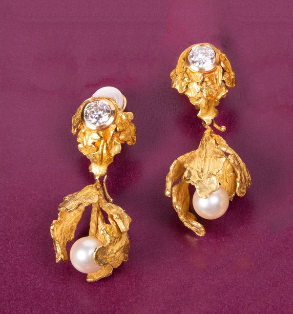 Orecchini pendenti a foglie in oro giallo con perle Akoya e diamanti