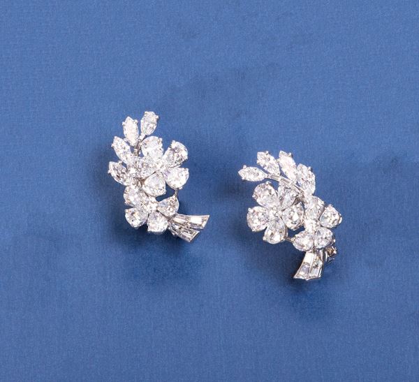 Eleganti orecchini a tralcio di fiori in oro bianco e diamanti