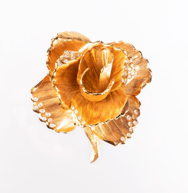 Giulio Veronesi spilla a fiore in oro giallo satinato e diamanti  - Auction Jewels and Watches - Casa d'aste Farsettiarte