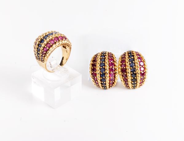 Anello e orecchini in oro giallo con zaffiri e rubini  - Auction Jewels and Watches - Casa d'aste Farsettiarte