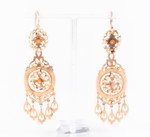 Antichi orecchini pendenti in oro rosso a basso titolo  - Auction Jewels and Watches - Casa d'aste Farsettiarte