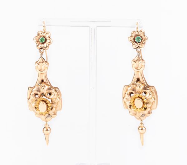 Antichi orecchini pendenti in oro giallo a basso titolo con smeraldi  - Auction Jewels and Watches - Casa d'aste Farsettiarte