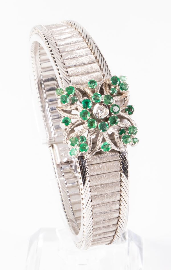 Bracciale a fascia semirigida in oro bianco con smeraldi  - Auction Jewels and Watches - Casa d'aste Farsettiarte