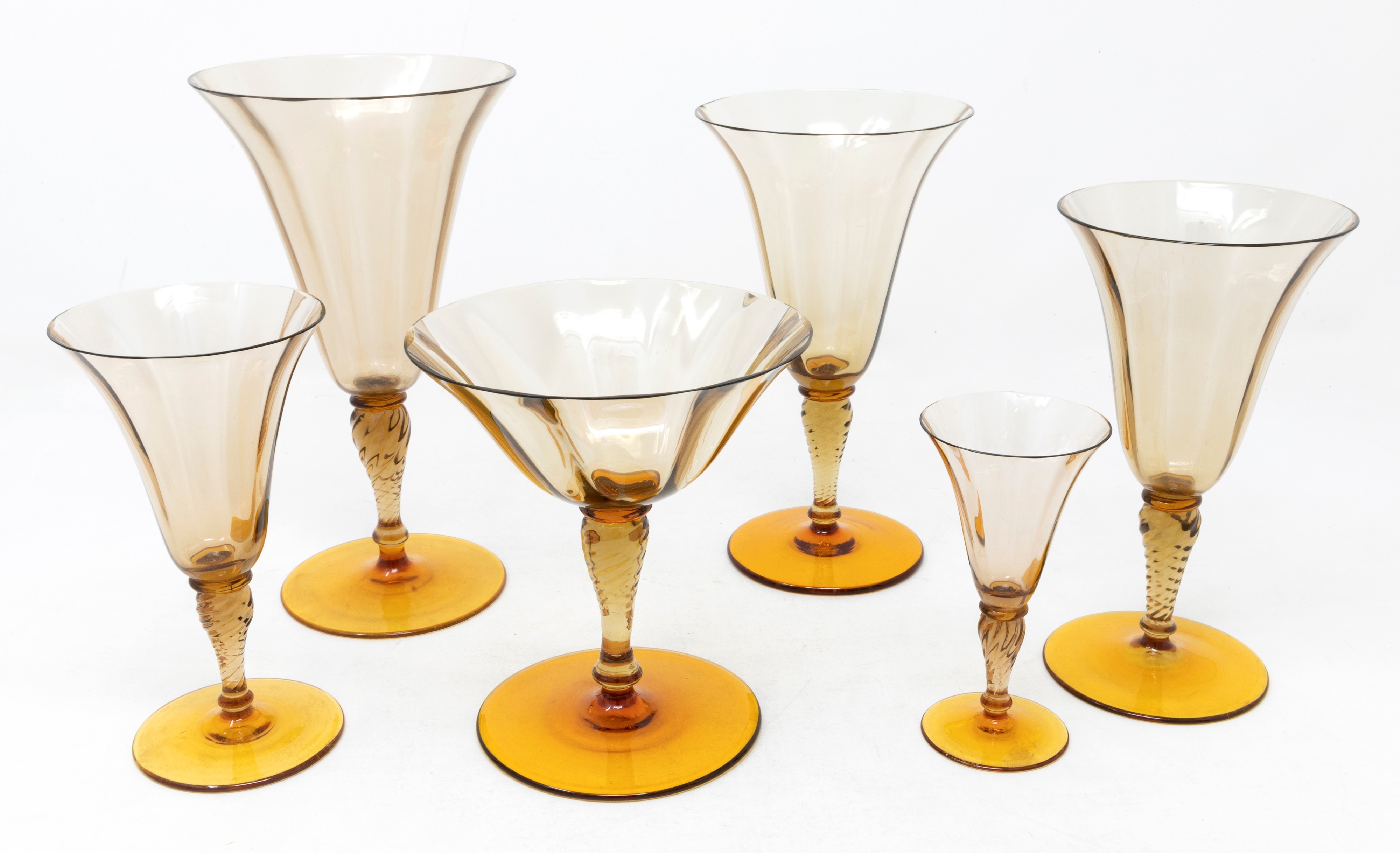 Servizio di bicchieri in vetro soffiato color ambra