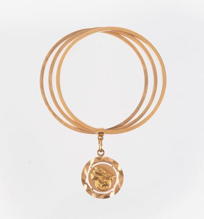 Bracciale a Tre Cerchi Rigidi con Pendente in Oro Giallo