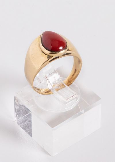 Anello a Fascia Liscia in Oro Giallo con Corallo