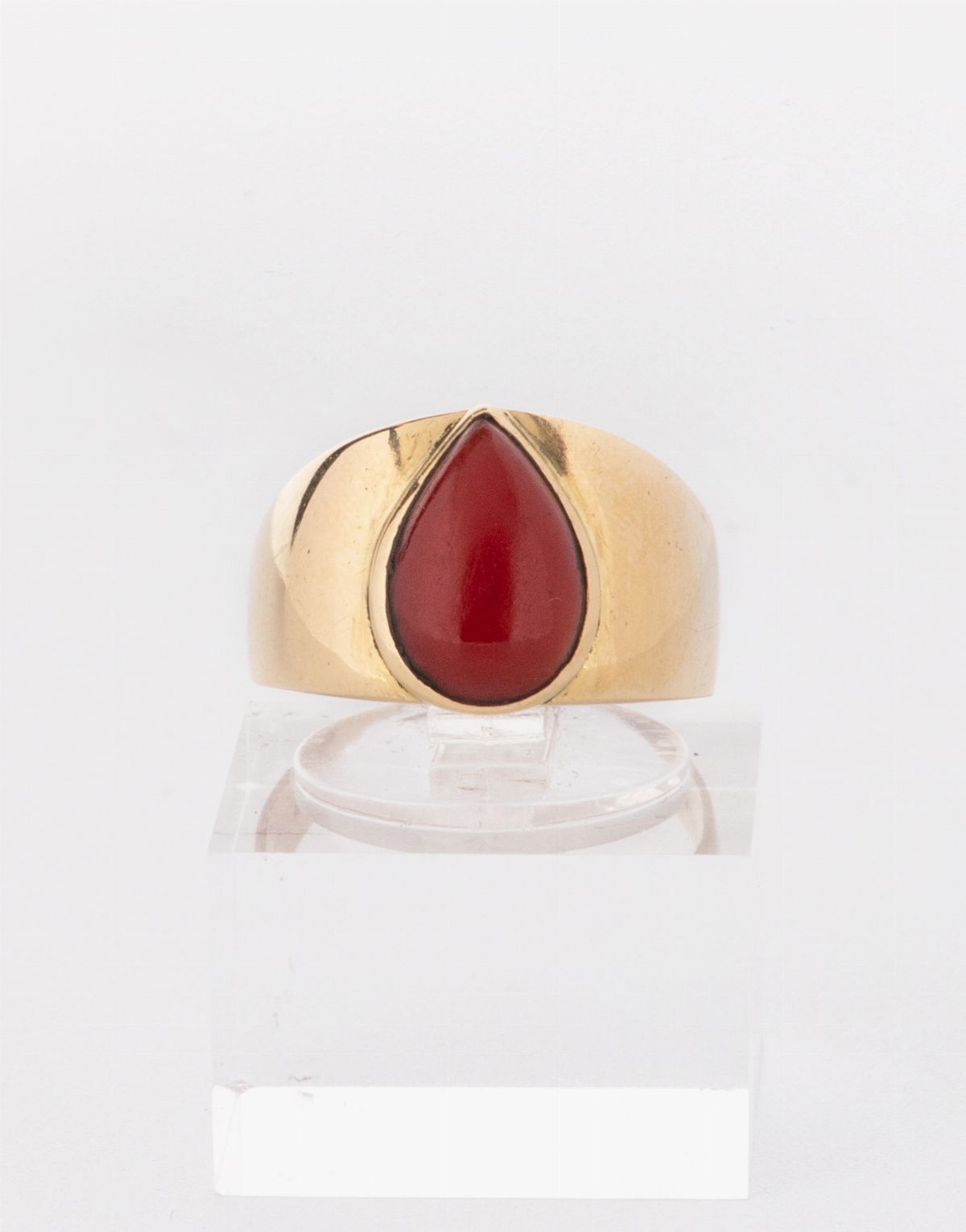 Anello a Fascia Liscia in Oro Giallo con Corallo