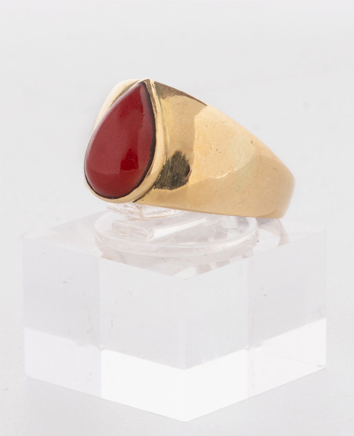 Anello a Fascia Liscia in Oro Giallo con Corallo