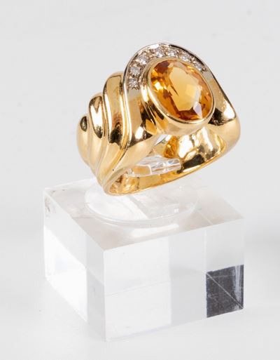 Anello a Fascia Ondulata in Oro Giallo con Quarzo Citrino e Brillantini