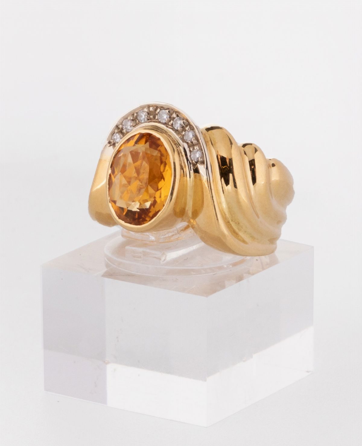 Anello a Fascia Ondulata in Oro Giallo con Quarzo Citrino e Brillantini