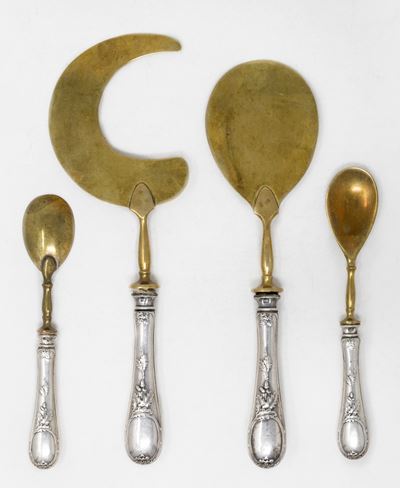 Set di quattordici posate in metallo con manici in argento (dodici cucchiaini da dolce e due posa...
