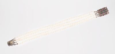 Braccialetto a quattro fili di perle con chiusura in oro bianco e pietre preziose