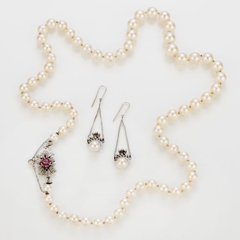 Collana e orecchini pendenti di perle