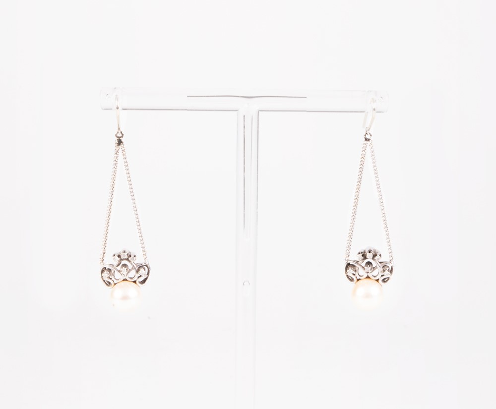 Collana e orecchini pendenti di perle