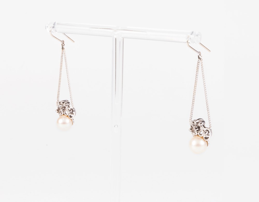 Collana e orecchini pendenti di perle