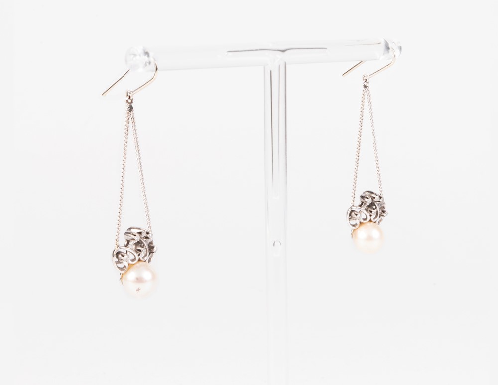 Collana e orecchini pendenti di perle