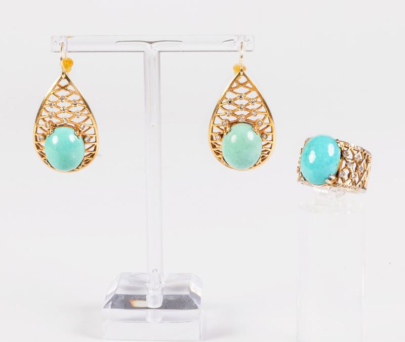 Anello e orecchini in oro giallo con turchesi e piccoli diamanti