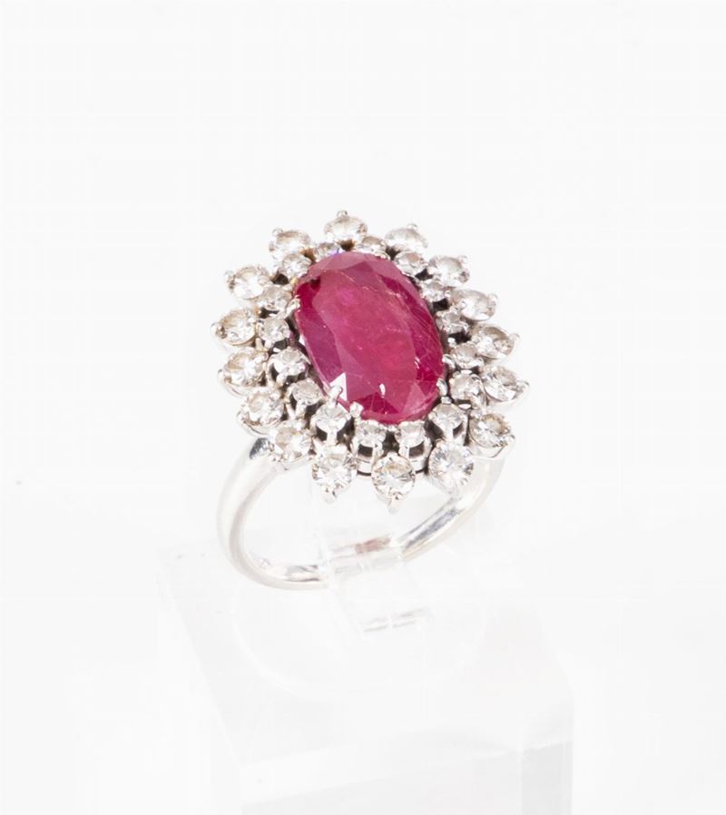 Anello in oro bianco con radice di rubino e diamanti