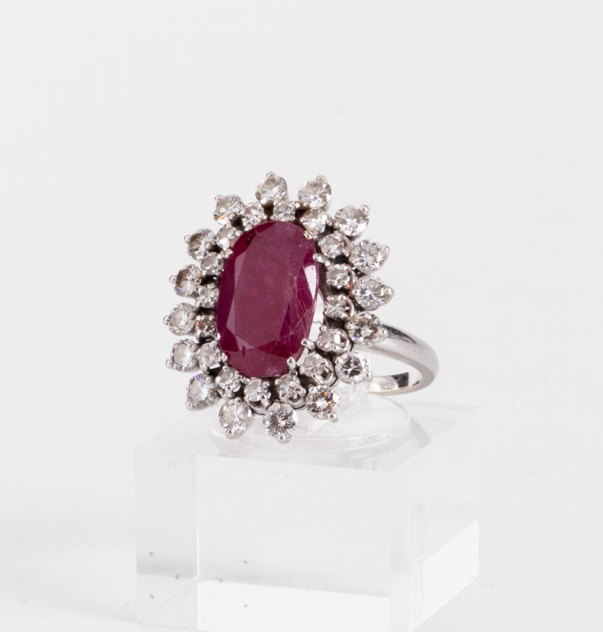 Anello in oro bianco con radice di rubino e diamanti