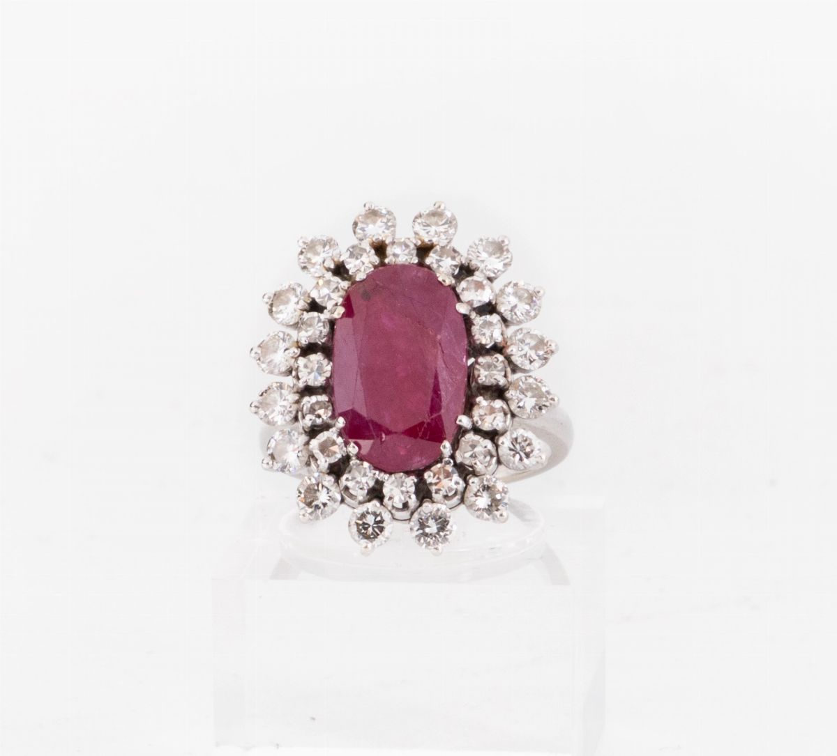 Anello in oro bianco con radice di rubino e diamanti
