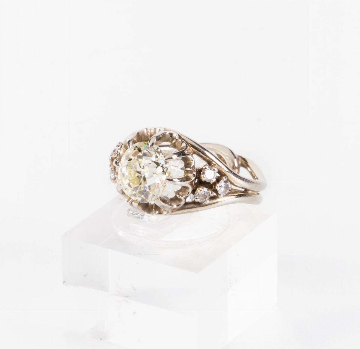 Anello in Oro Bianco con Diamanti