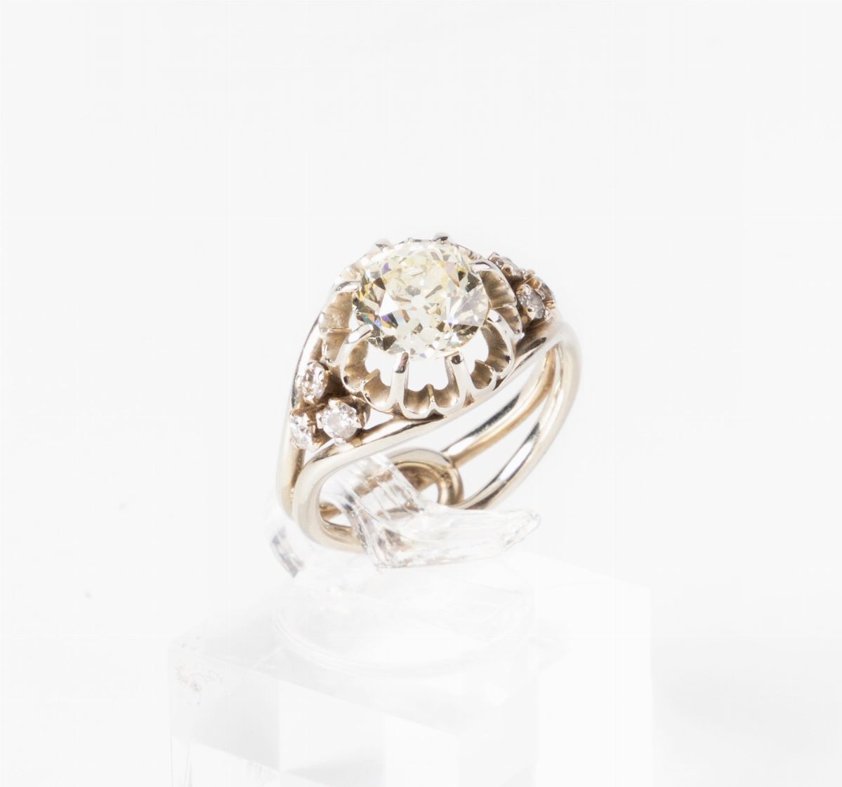 Anello in Oro Bianco con Diamanti