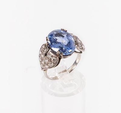 Anello in Oro Bianco con Zaffiro e Piccoli Diamanti