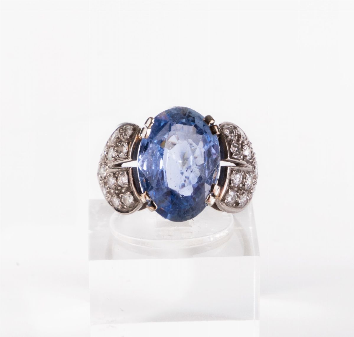 Anello in Oro Bianco con Zaffiro e Piccoli Diamanti