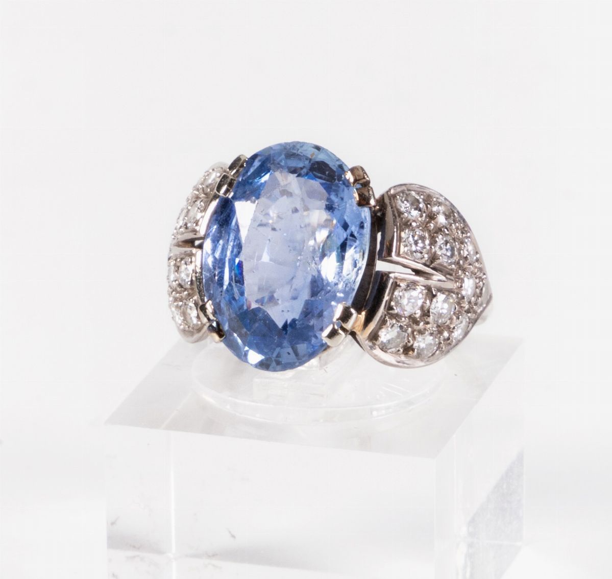 Anello in Oro Bianco con Zaffiro e Piccoli Diamanti