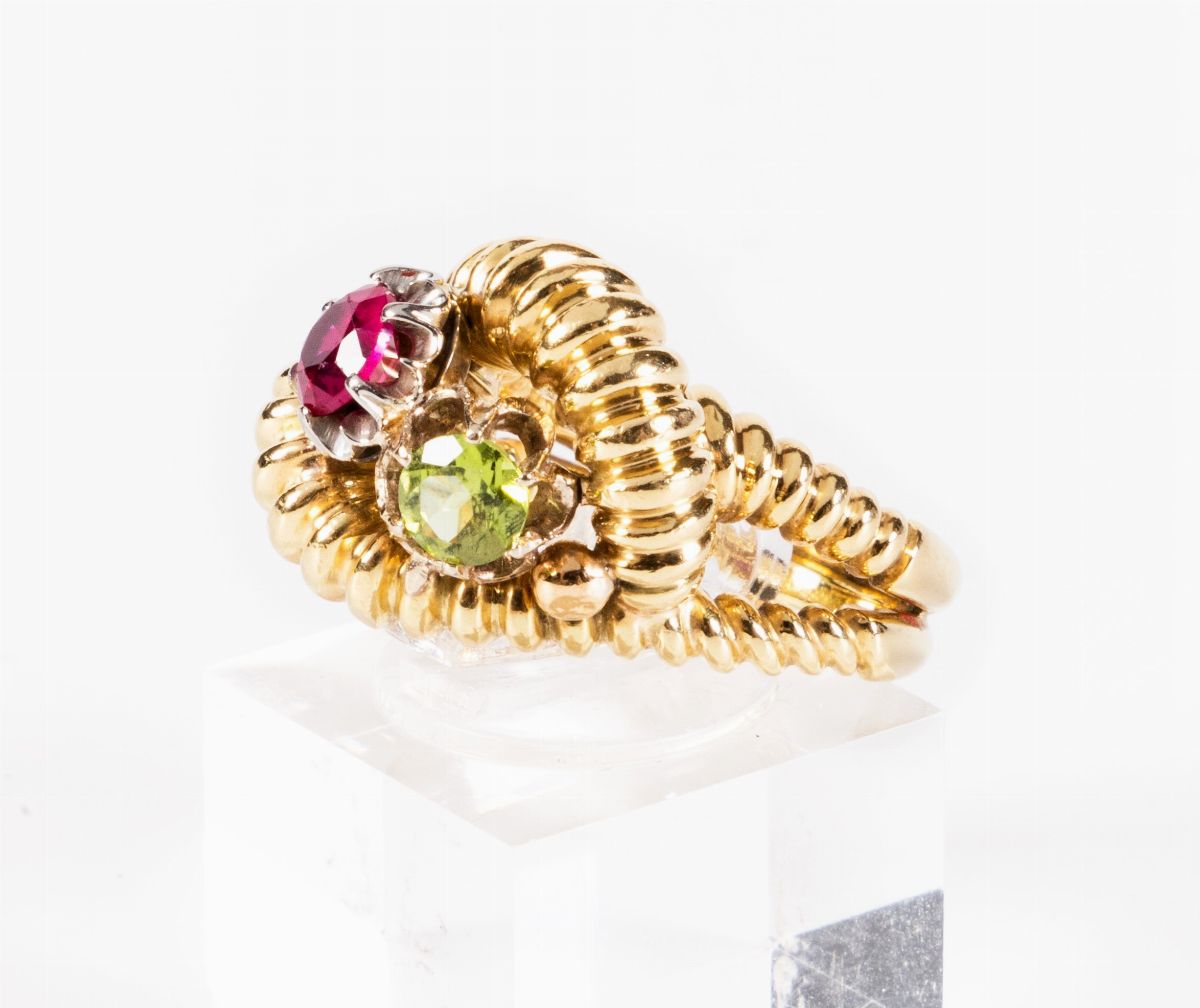 Anello a volute in oro giallo con rubino e peridot, oro 18 kt